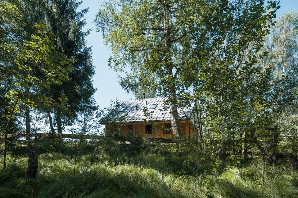 Lipno Lakeside Cabin by Les Archinautes