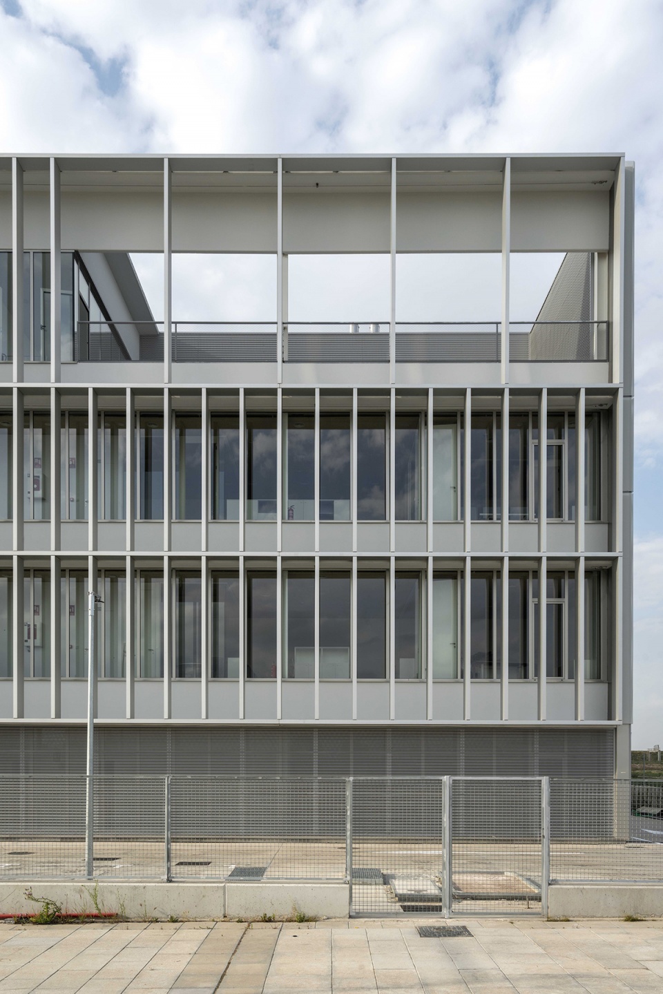 181 unolab hq by frpo