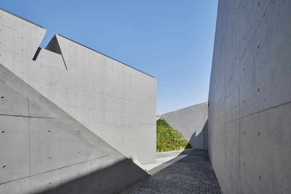 the bronze chariots museum of the qin shi huang mausoleum in xian by zsa atelier diameter
