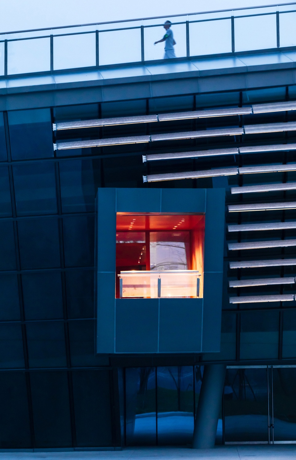 xinglong lake roadshow center by tektonn architects