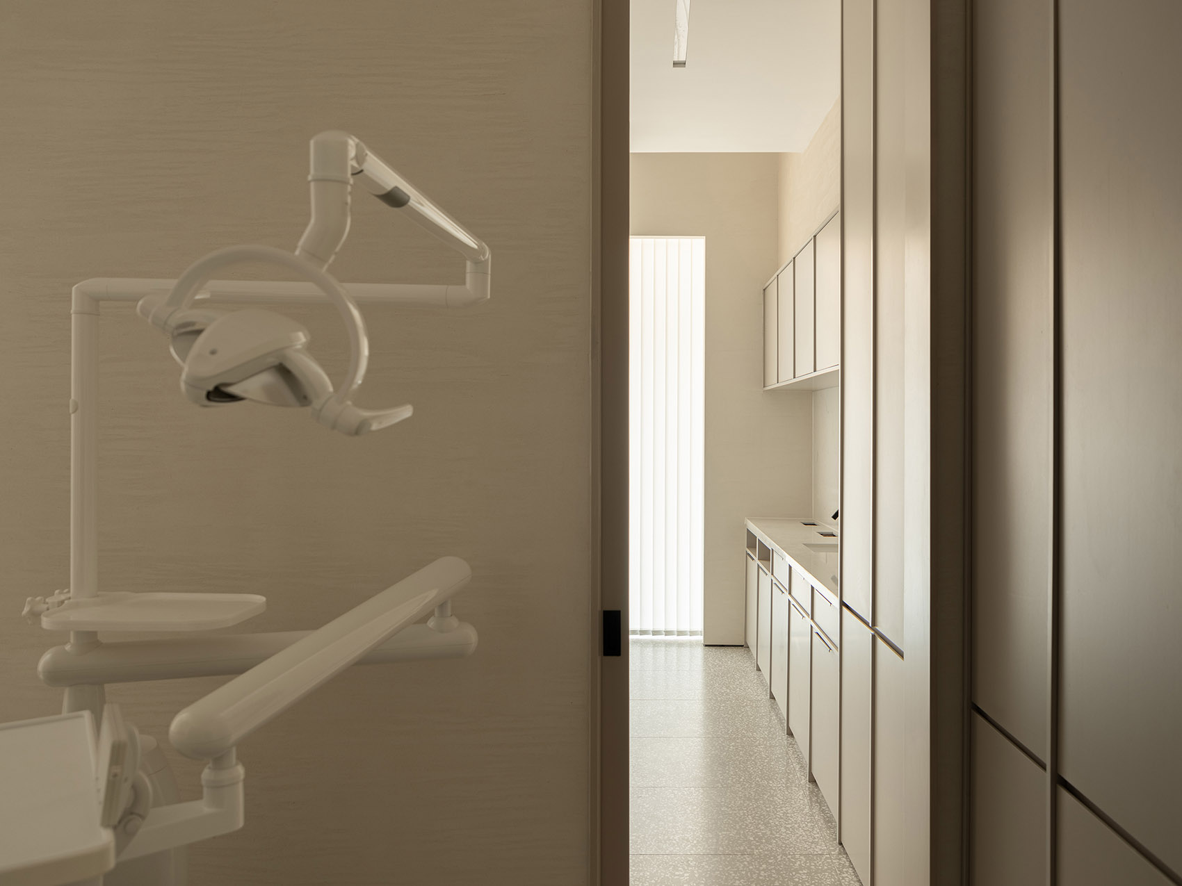 Lu Jingting Dental Clinic by QISI DESIGN 谷德设计网