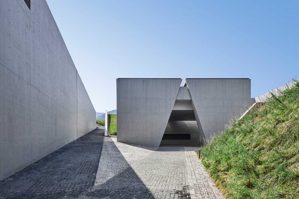 the bronze chariots museum of the qin shi huang mausoleum in xian by zsa atelier diameter