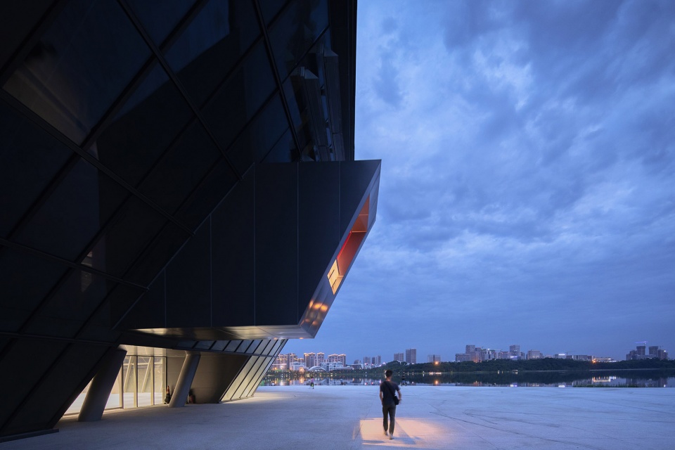 xinglong lake roadshow center by tektonn architects