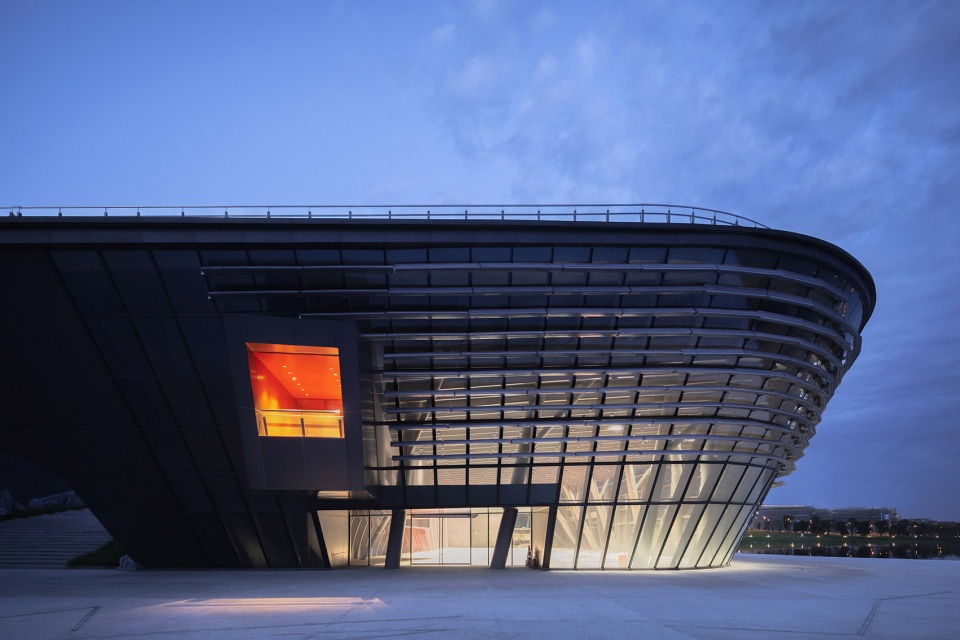 xinglong lake roadshow center by tektonn architects
