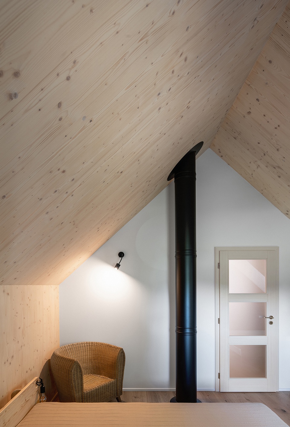 Lipno Lakeside Cabin by Les Archinautes