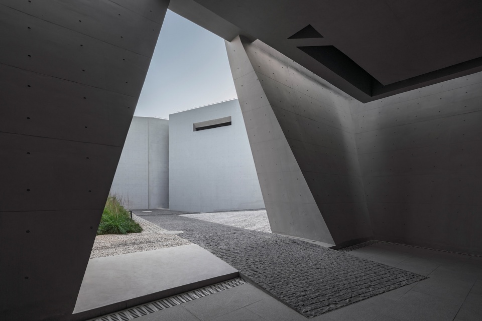 the bronze chariots museum of the qin shi huang mausoleum in xian by zsa atelier diameter