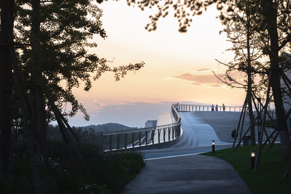 xinglong lake roadshow center by tektonn architects