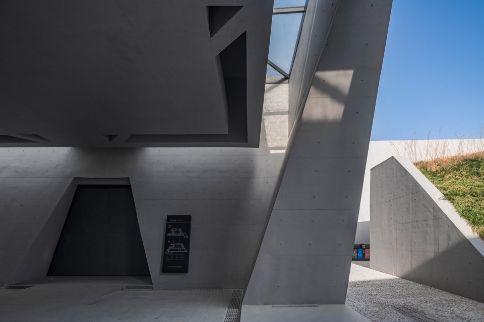 the bronze chariots museum of the qin shi huang mausoleum in xian by zsa atelier diameter