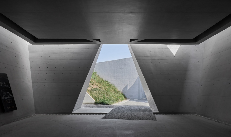 the bronze chariots museum of the qin shi huang mausoleum in xian by zsa atelier diameter