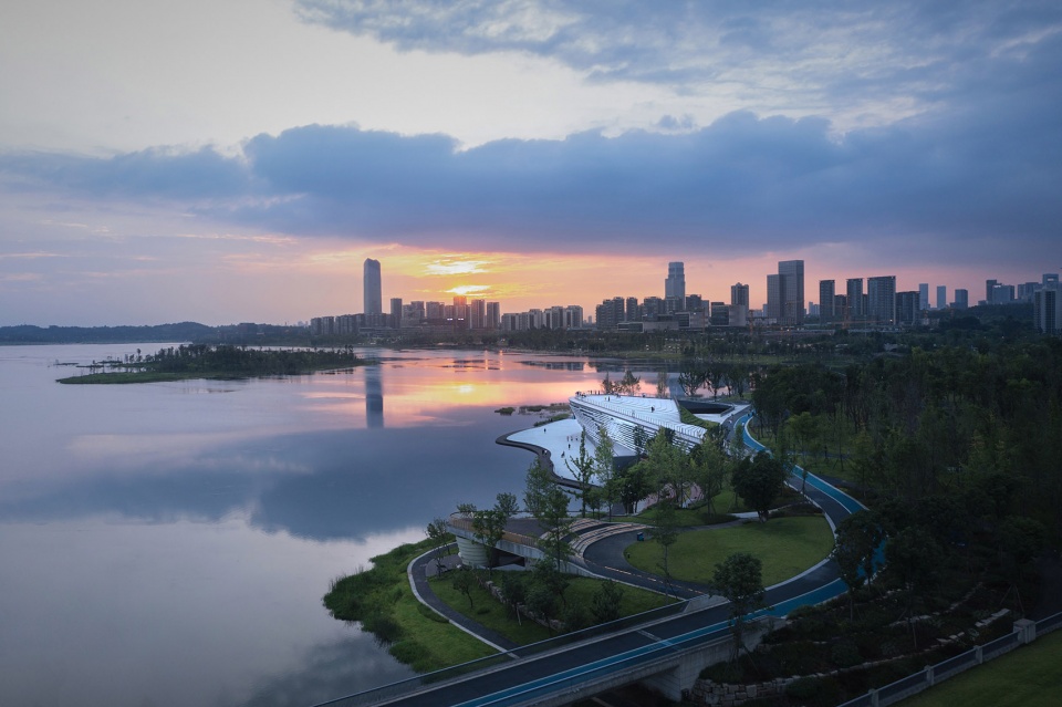 xinglong lake roadshow center by tektonn architects