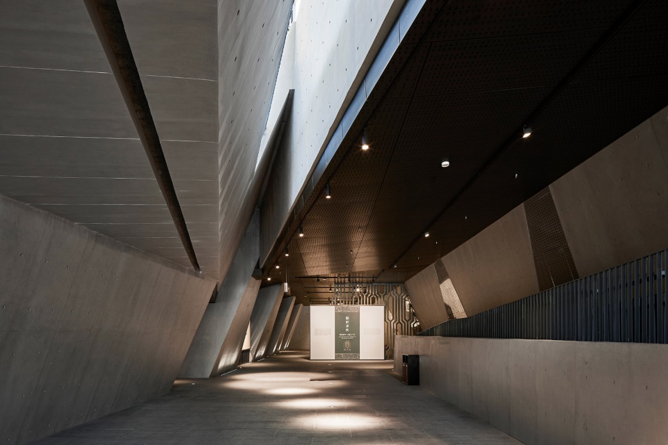 the bronze chariots museum of the qin shi huang mausoleum in xian by zsa atelier diameter