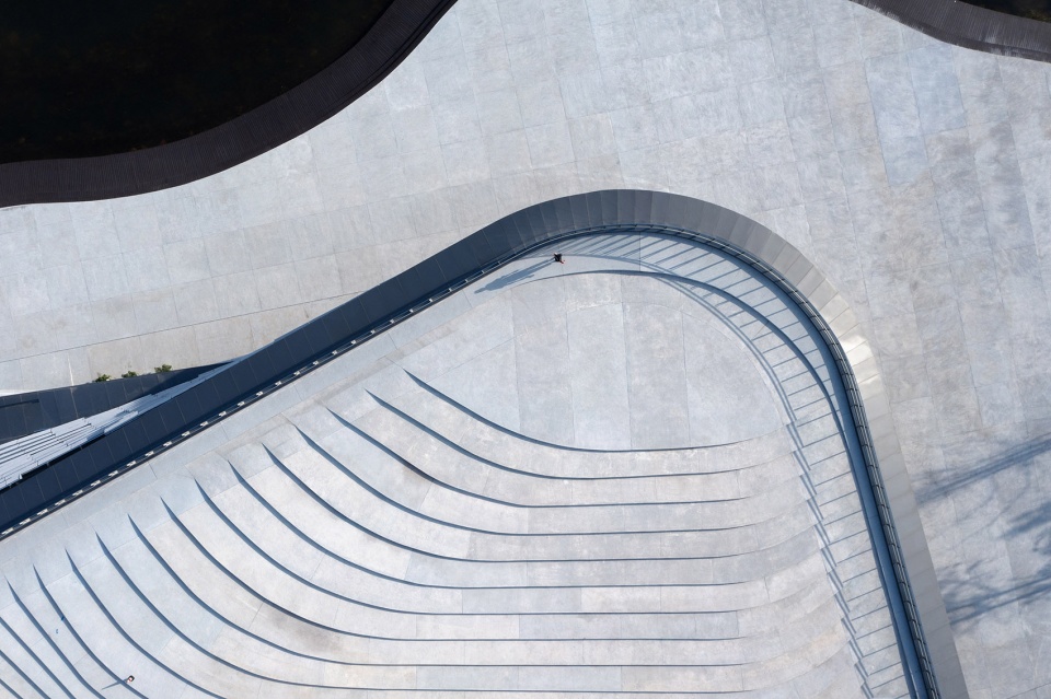 xinglong lake roadshow center by tektonn architects