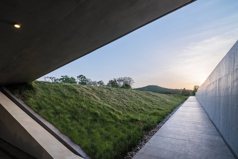 the bronze chariots museum of the qin shi huang mausoleum in xian by zsa atelier diameter