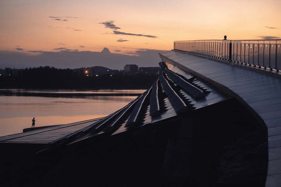 xinglong lake roadshow center by tektonn architects