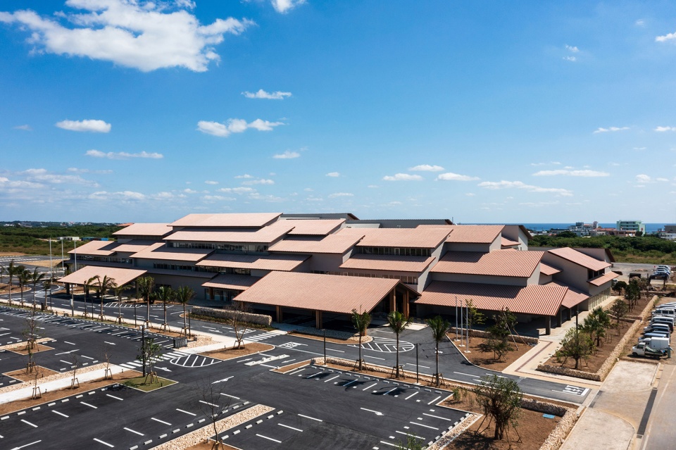 ishigaki city hall by kengo kuma and associates