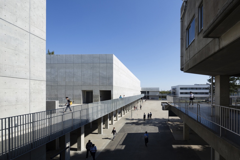 Waseda University Senior High School Auditorium by Nikken Sekkei Ltd