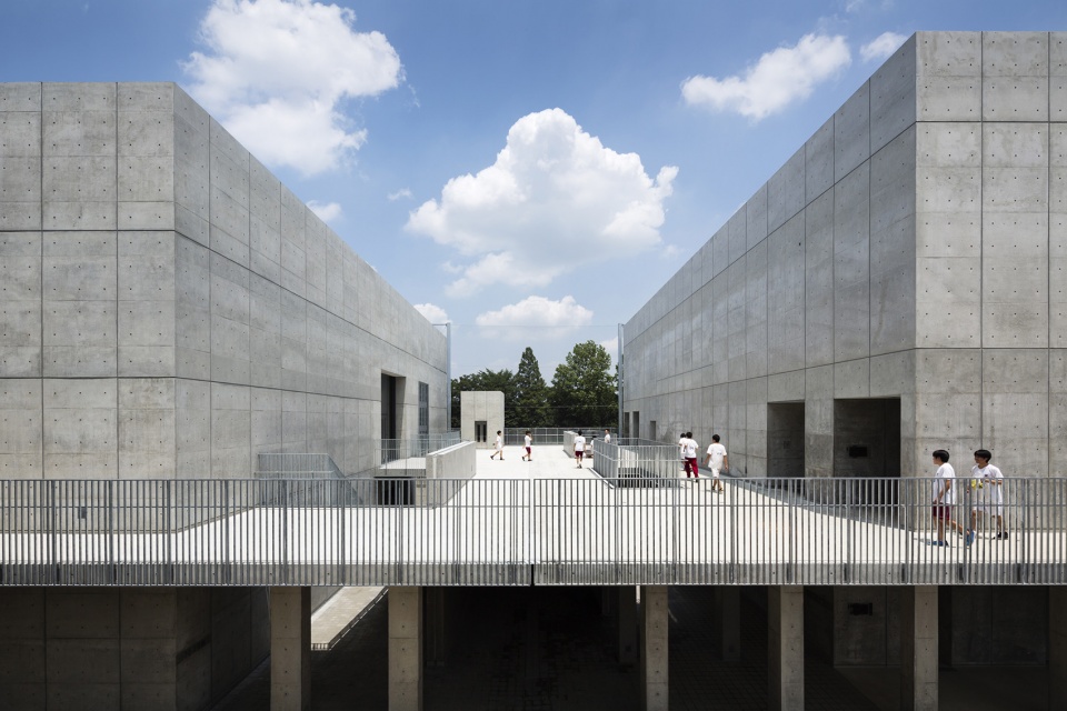 Waseda University Senior High School Auditorium by Nikken Sekkei Ltd