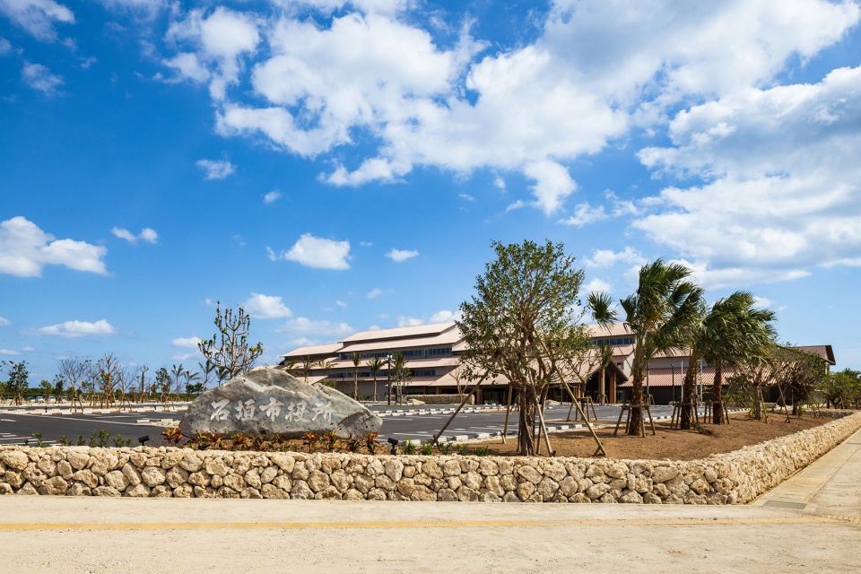 ishigaki city hall by kengo kuma and associates