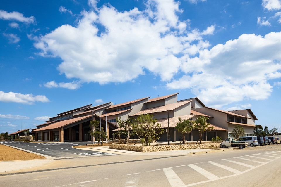ishigaki city hall by kengo kuma and associates