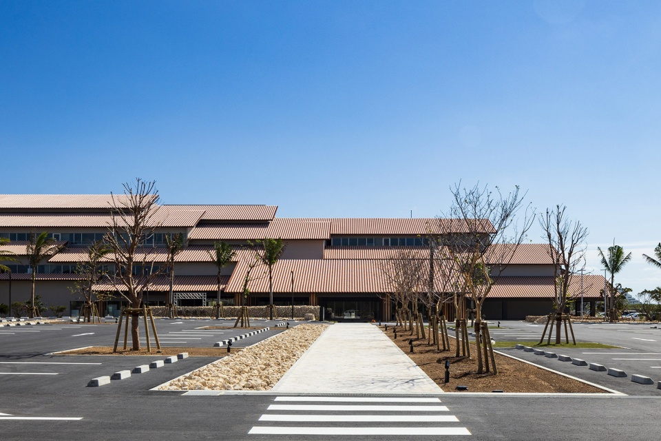 ishigaki city hall by kengo kuma and associates