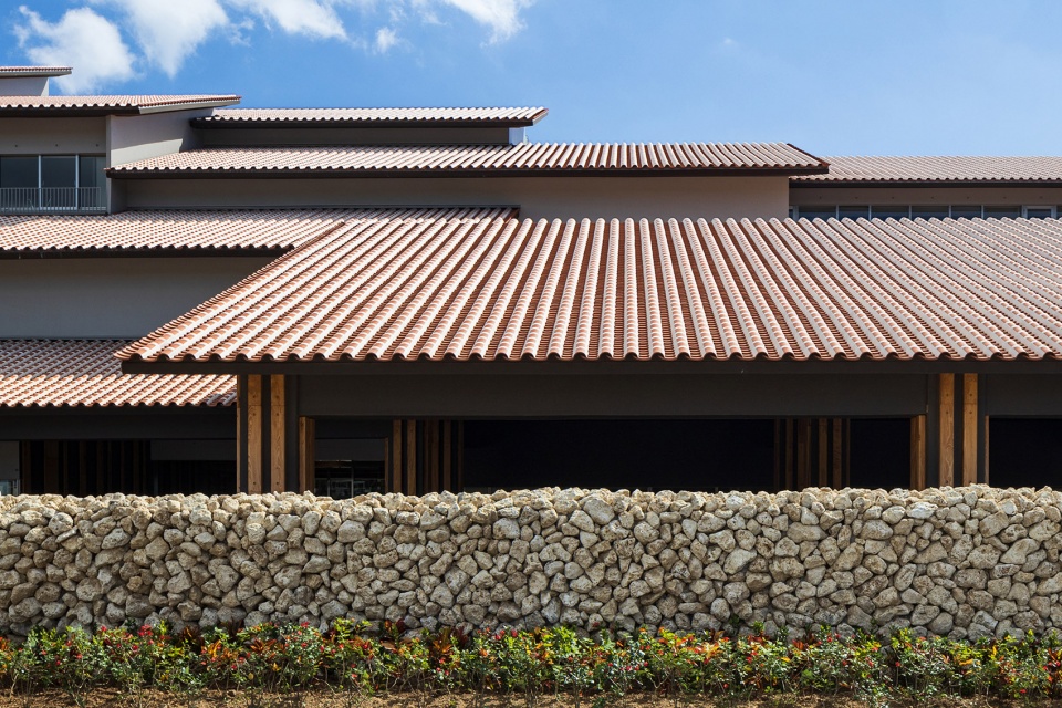 ishigaki city hall by kengo kuma and associates