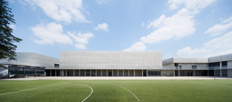 Waseda University Senior High School Auditorium by Nikken Sekkei Ltd
