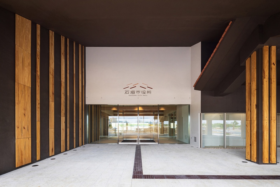ishigaki city hall by kengo kuma and associates