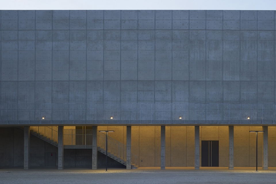 Waseda University Senior High School Auditorium by Nikken Sekkei Ltd