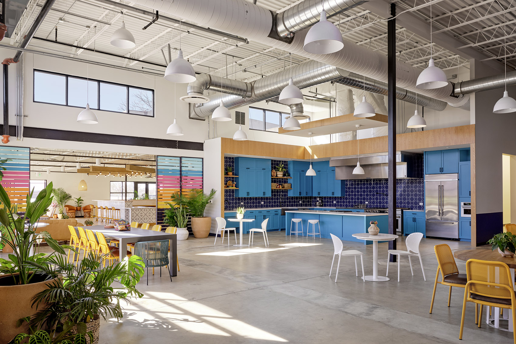 Siete Family Foods Headquarters by Jobe Corral Architects 谷德设计网