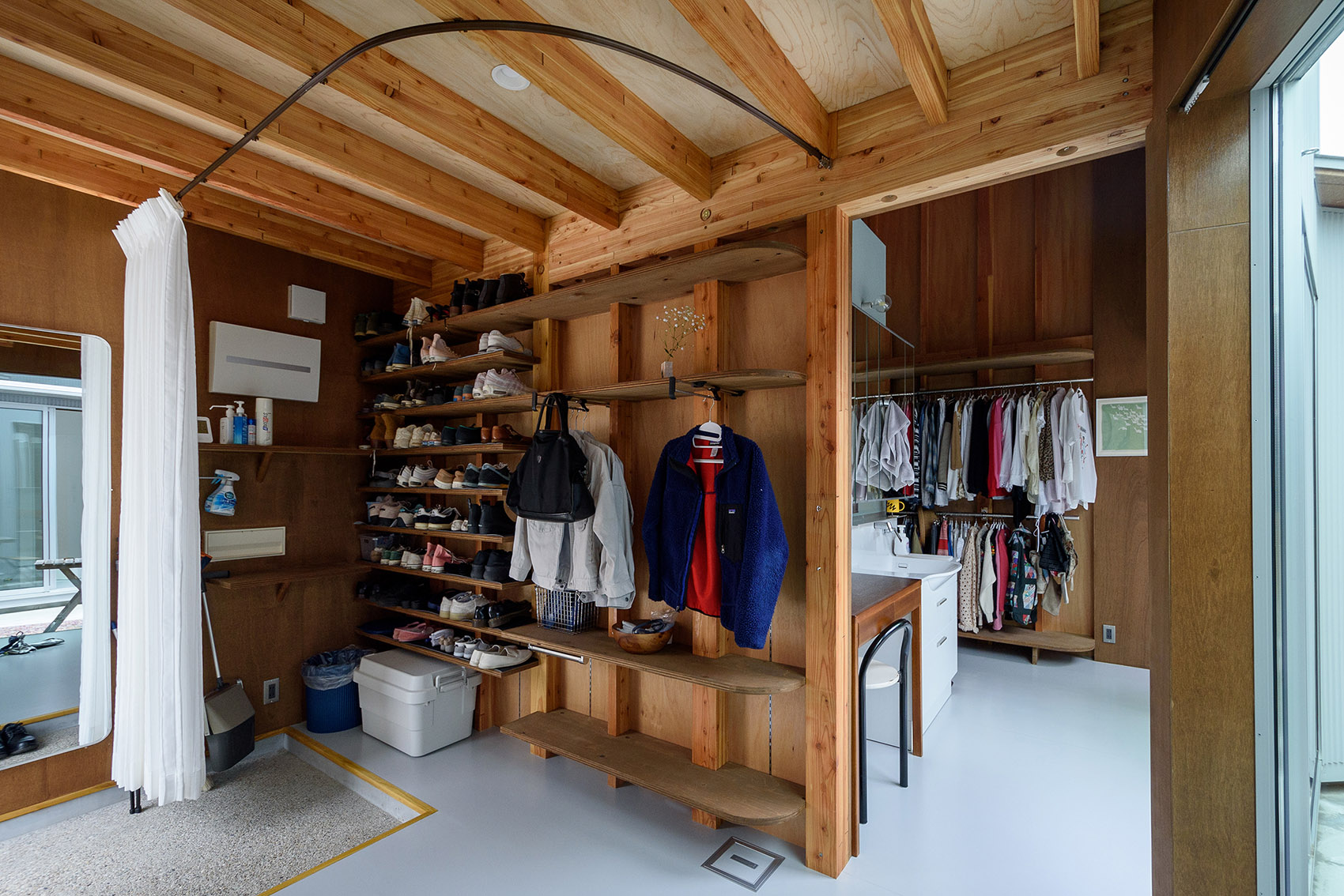 Courtyard House with Seven Rooms by Takayuki Kuzushima and Associates