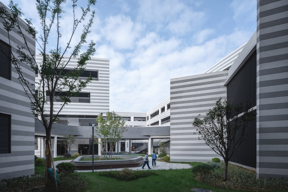 Quzhou Xinhua No 2 Primary School China by LYCS Architecture