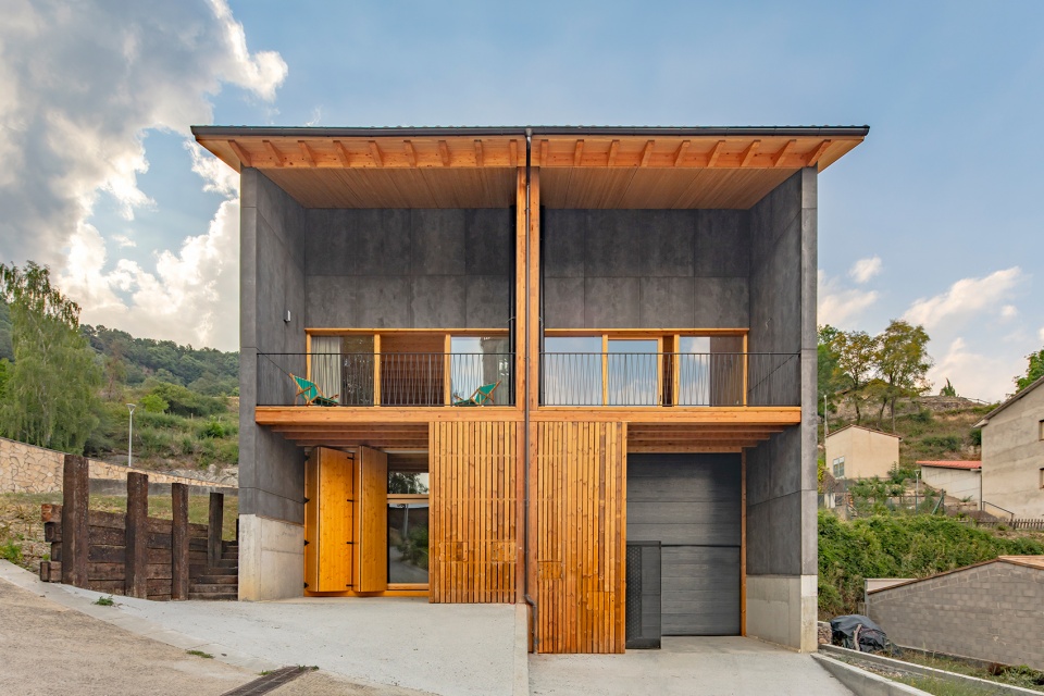 wooden houses in vidra by sau taller darquitectura