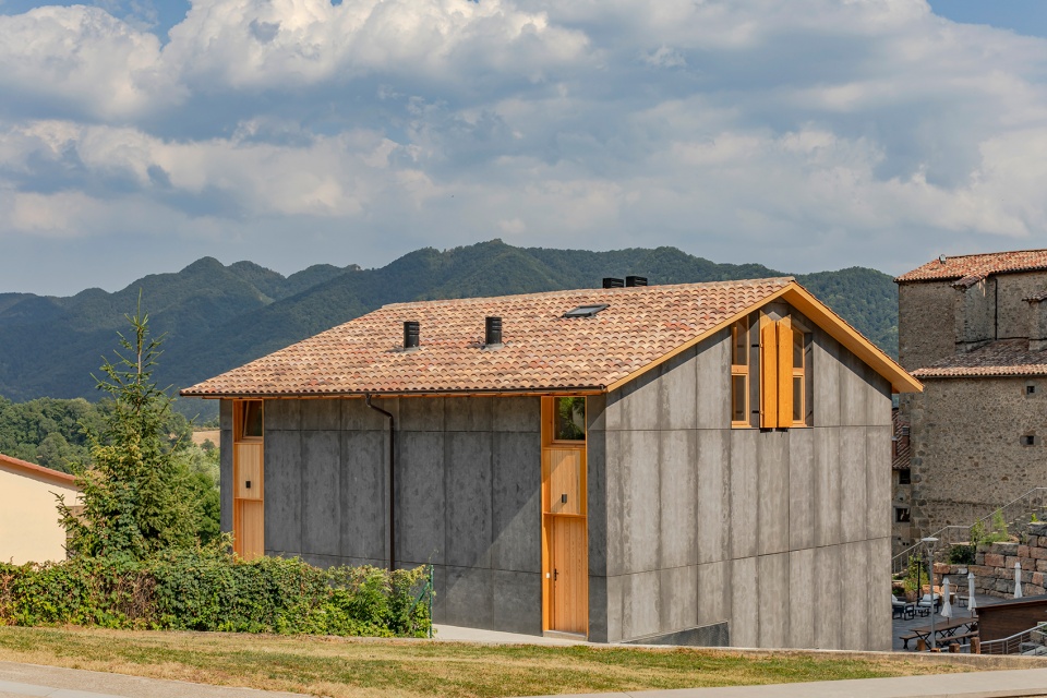 wooden houses in vidra by sau taller darquitectura