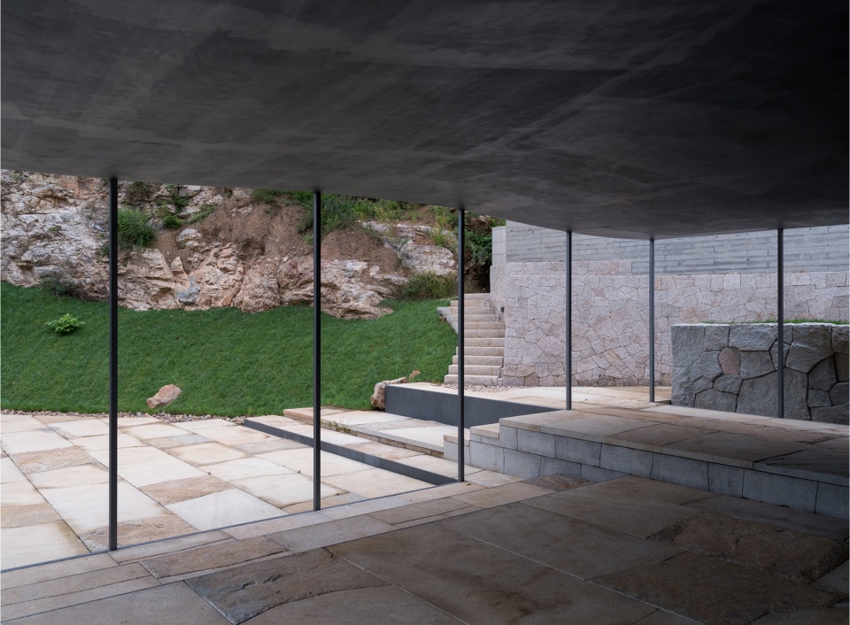 The Upper Cloister in Aranya Golden Mountain Jinshanling by Atelier Deshaus