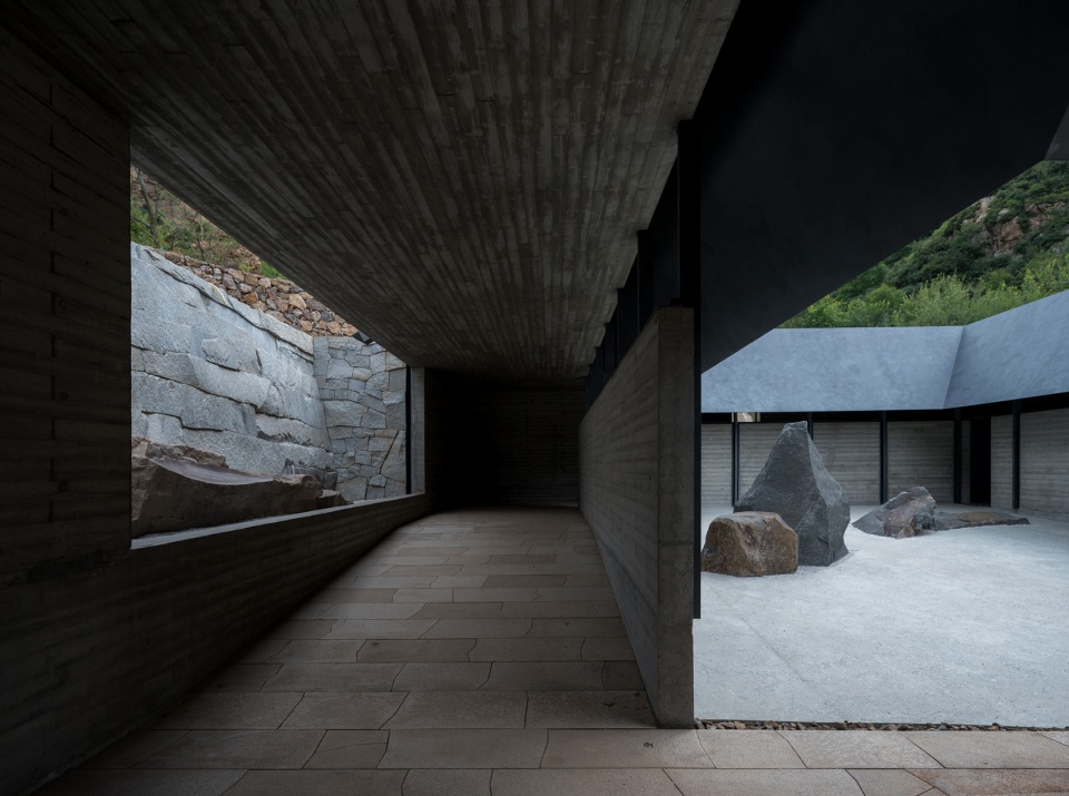 The Upper Cloister in Aranya Golden Mountain Jinshanling by Atelier Deshaus