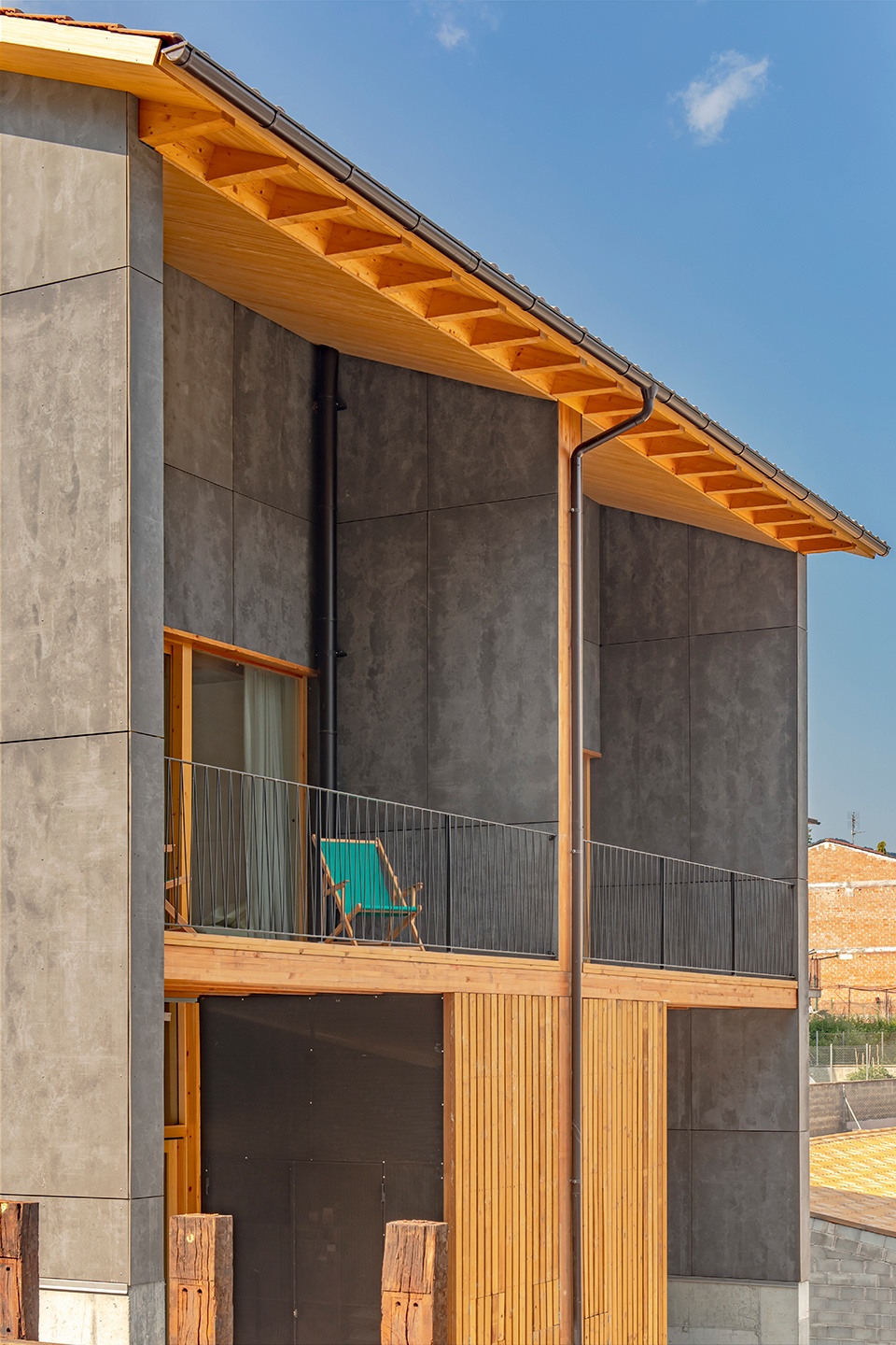 wooden houses in vidra by sau taller darquitectura