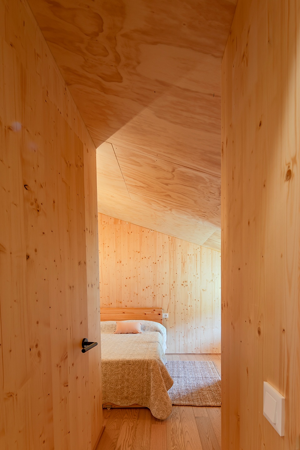 wooden houses in vidra by sau taller darquitectura
