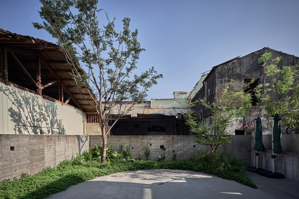 51 voids of de hostel by studio apl