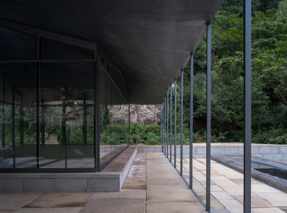 The Upper Cloister in Aranya Golden Mountain Jinshanling by Atelier Deshaus