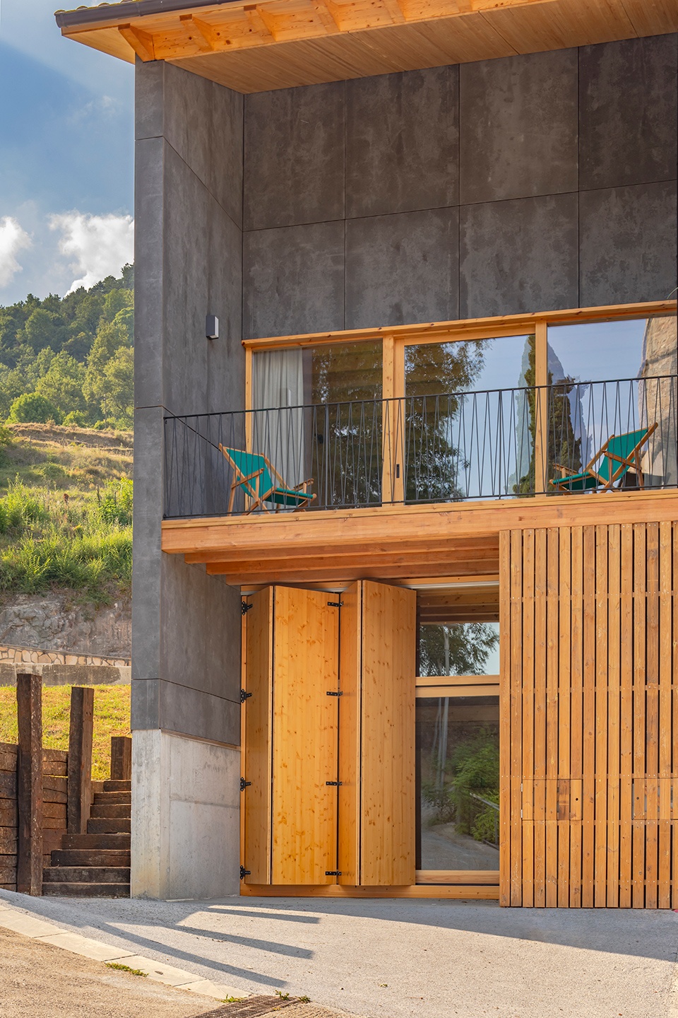 wooden houses in vidra by sau taller darquitectura