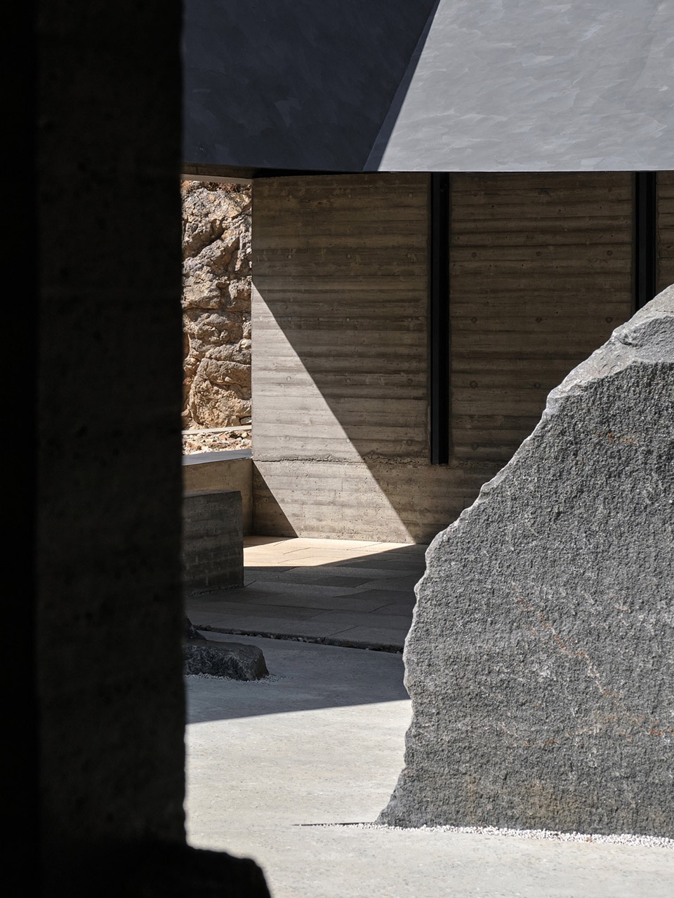 The Upper Cloister in Aranya Golden Mountain Jinshanling by Atelier Deshaus