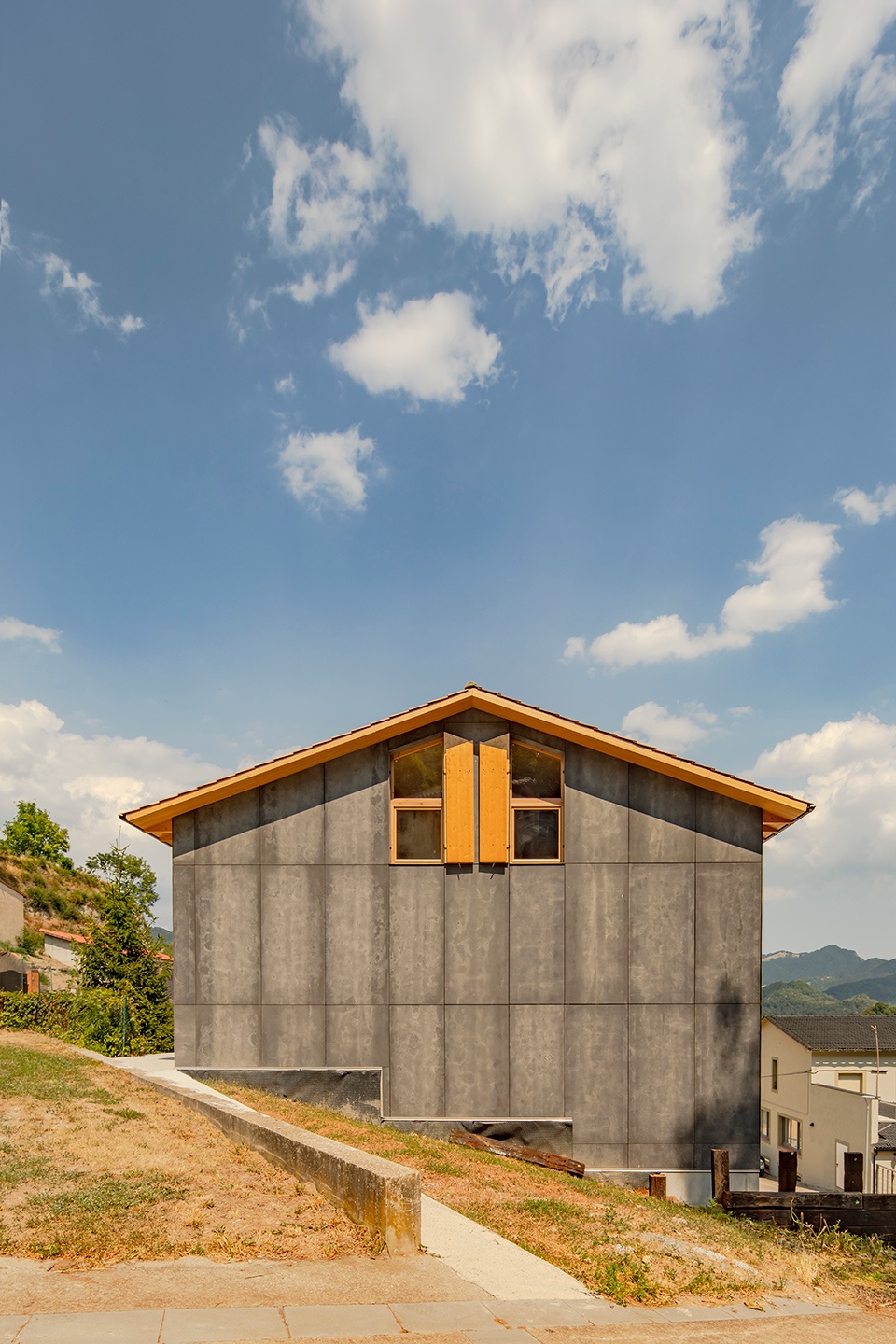 wooden houses in vidra by sau taller darquitectura