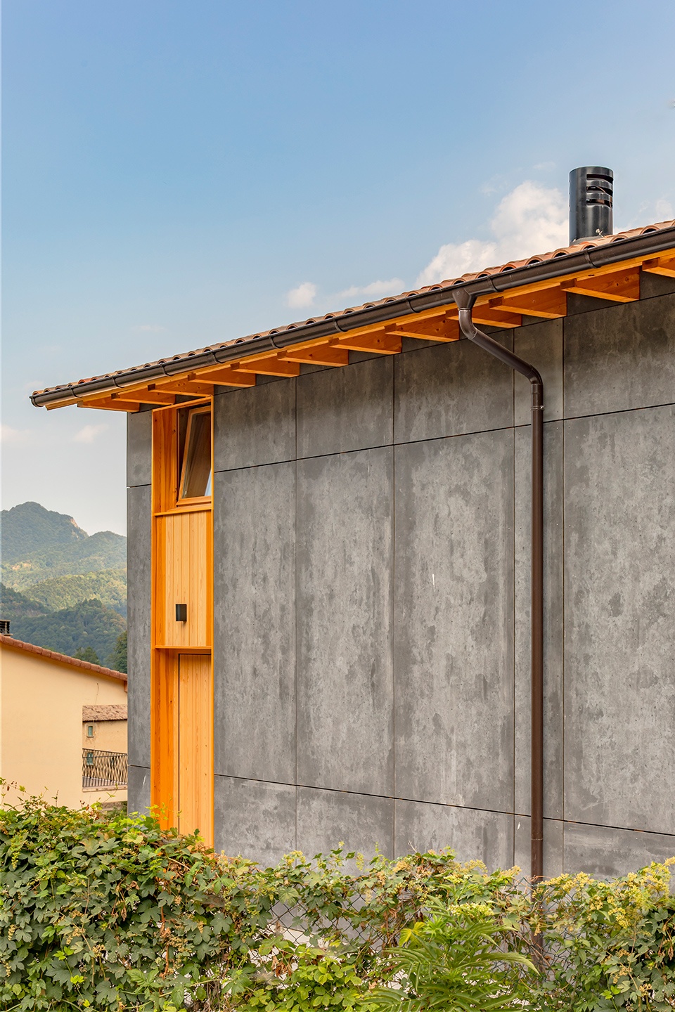 wooden houses in vidra by sau taller darquitectura nhg