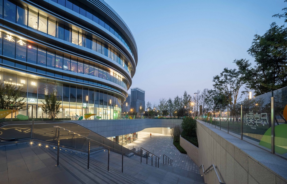 Beijing Lize PingAn Fortune Center, China by OneScape - 谷德设计网
