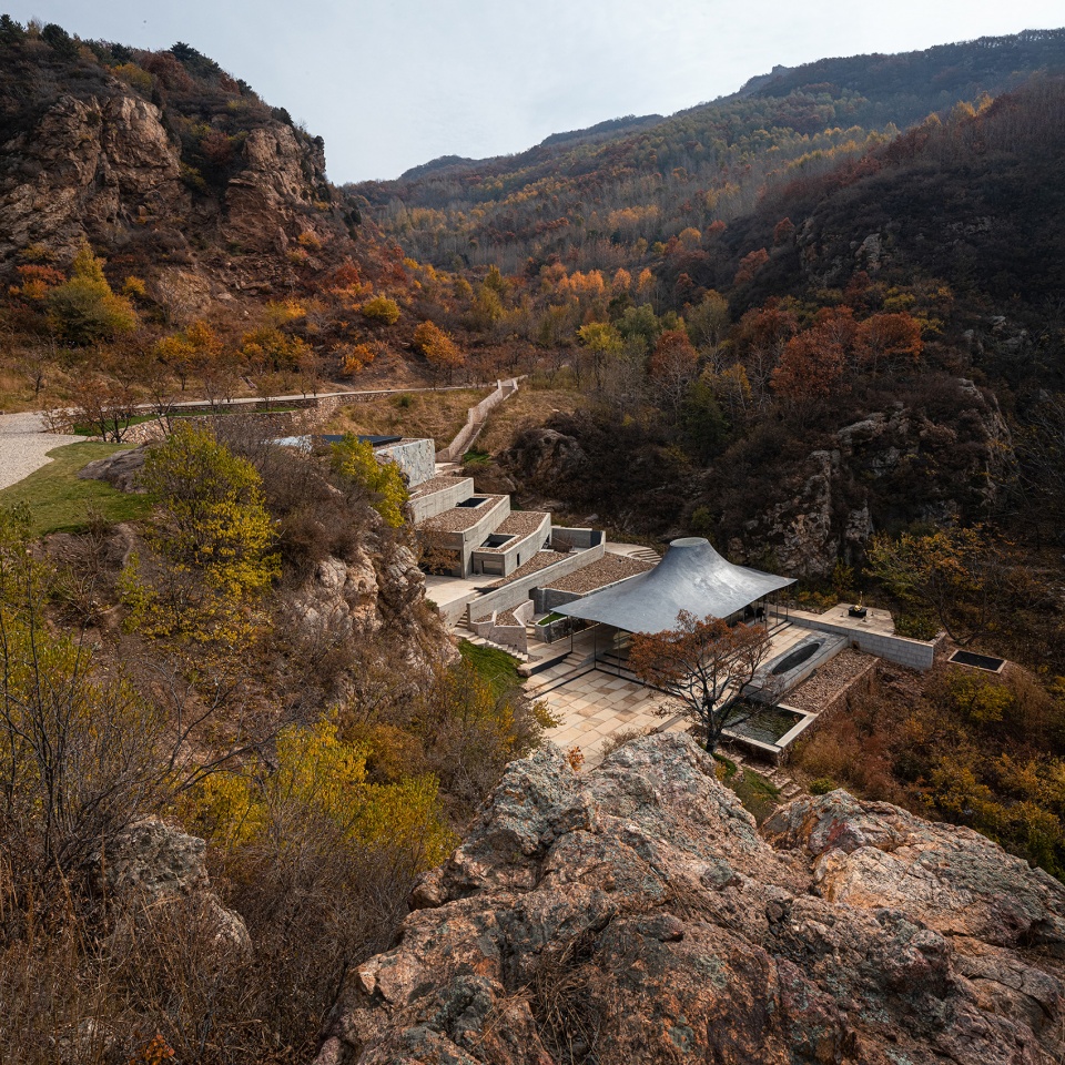 The Upper Cloister in Aranya Golden Mountain Jinshanling by Atelier Deshaus