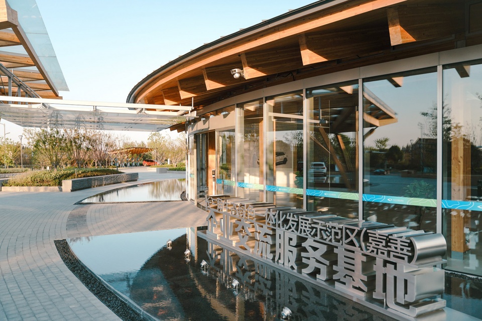 Floating Leaf China by GREEN ARCHITECTS