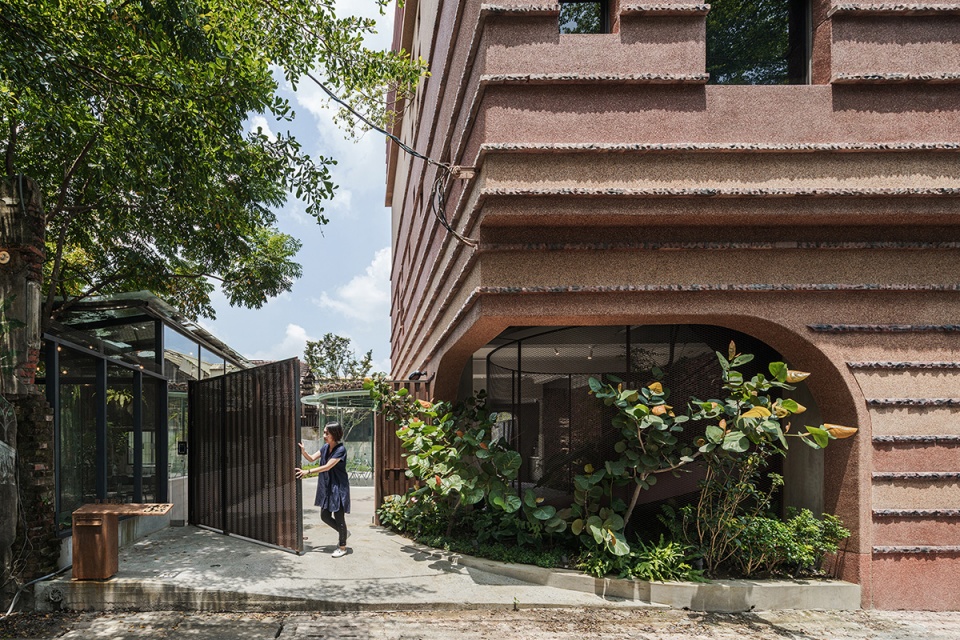 51 voids of de hostel by studio apl