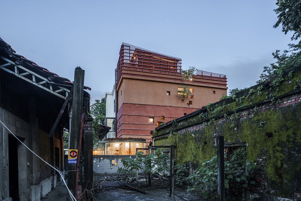 51 voids of de hostel by studio apl