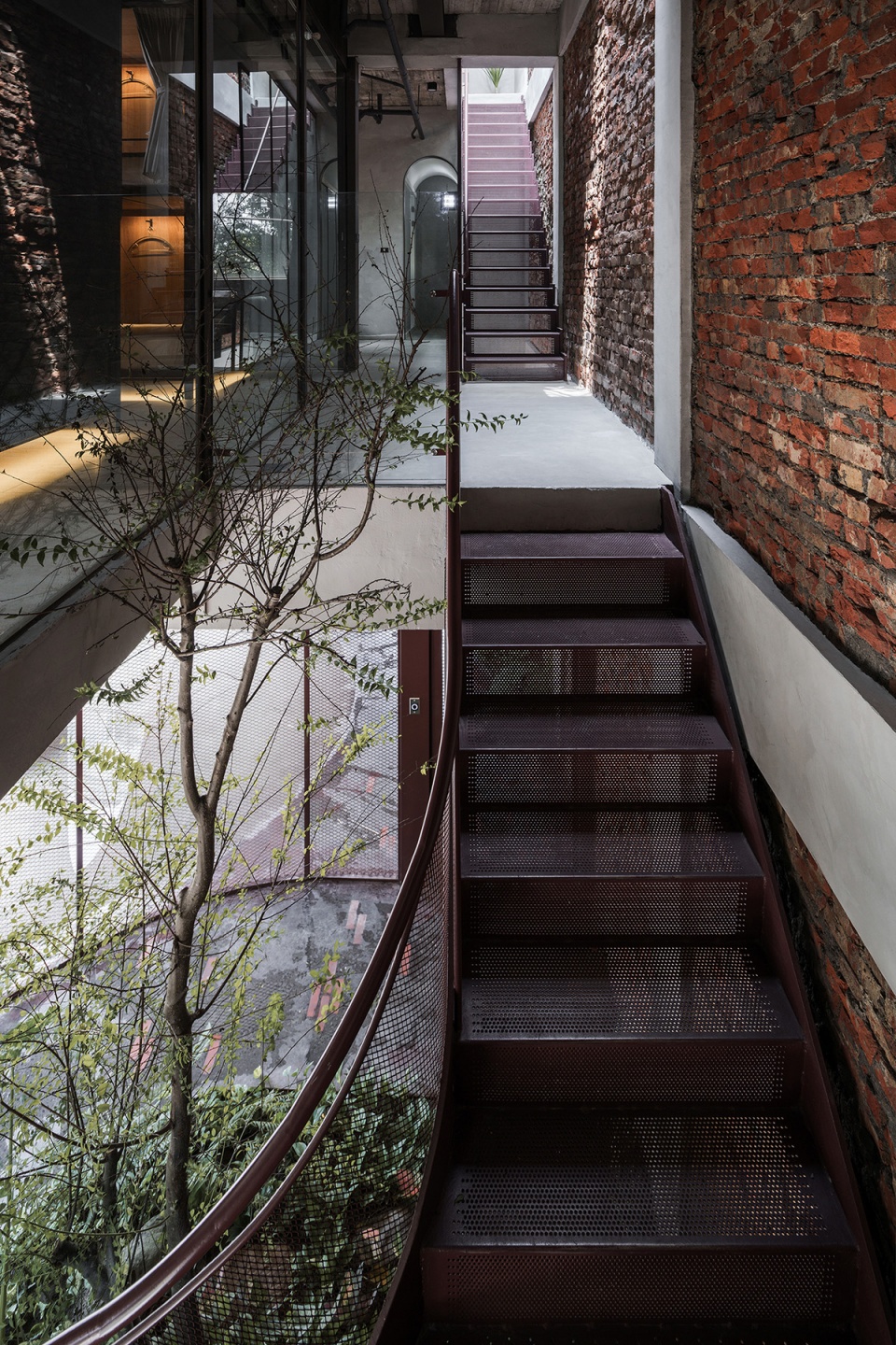 51 voids of de hostel by studio apl