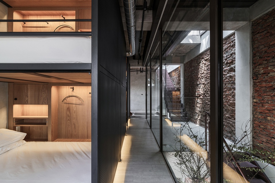 51 voids of de hostel by studio apl